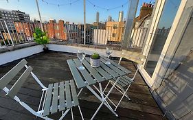 Modern With Stylish Terrace - Your London Oasis!